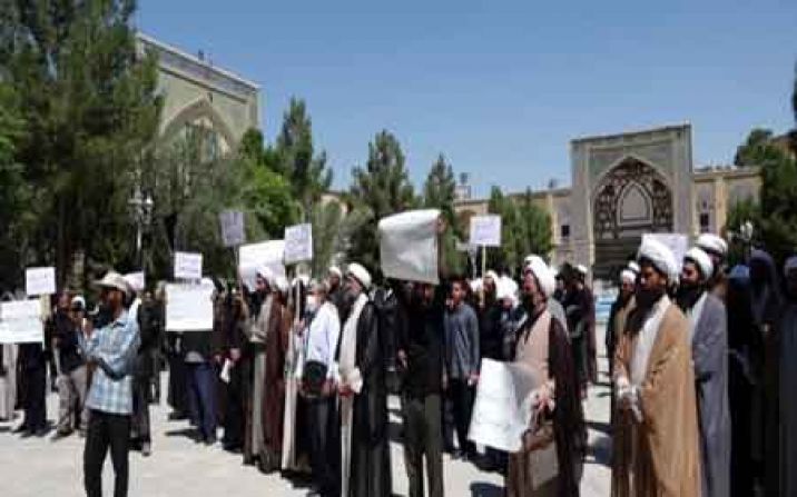 طلاب قم به تصویب طرح بانکداری اسلامی در مجلس اعتراض گردند طلاب قم به تصویب طرح بانکداری اسلامی در مجلس اعتراض گردند